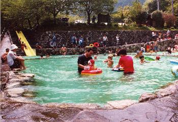 流水プールで遊ぶ様子