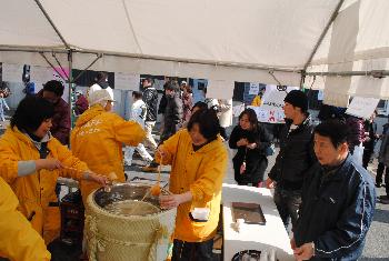 新酒の試飲コーナーの様子