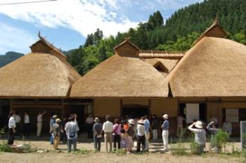 かやぶき屋根の全面掛け替え