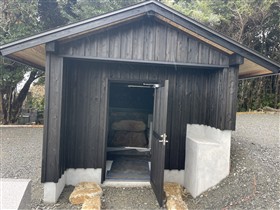 覆い屋から壁画が見える
