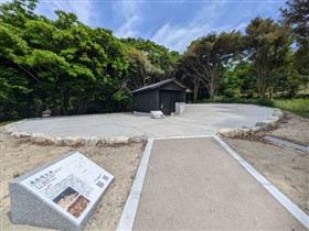 鳥船塚覆屋をのぞむ
