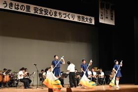 過去の県警音楽隊の演奏