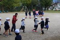 山春小学校の長縄飛びの様子